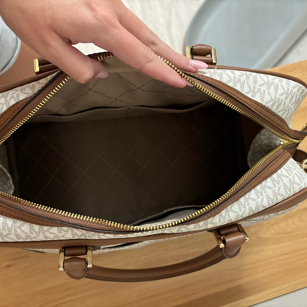 Michael Kors Carry on - Picture 3 of 4